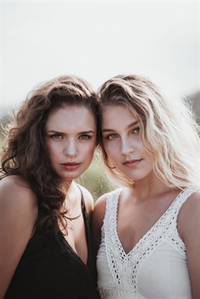 双胞胎两姐妹图片